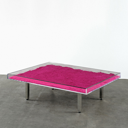 Yves Klein Tavolo plexiglass
Vetro e pigmento rosa 
357 x 1245 x 997 cm 3